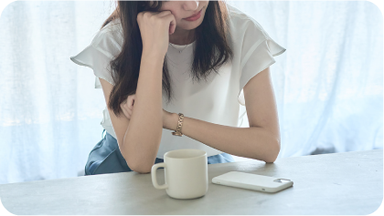 ダイエットに悩む女性のイメージ写真
